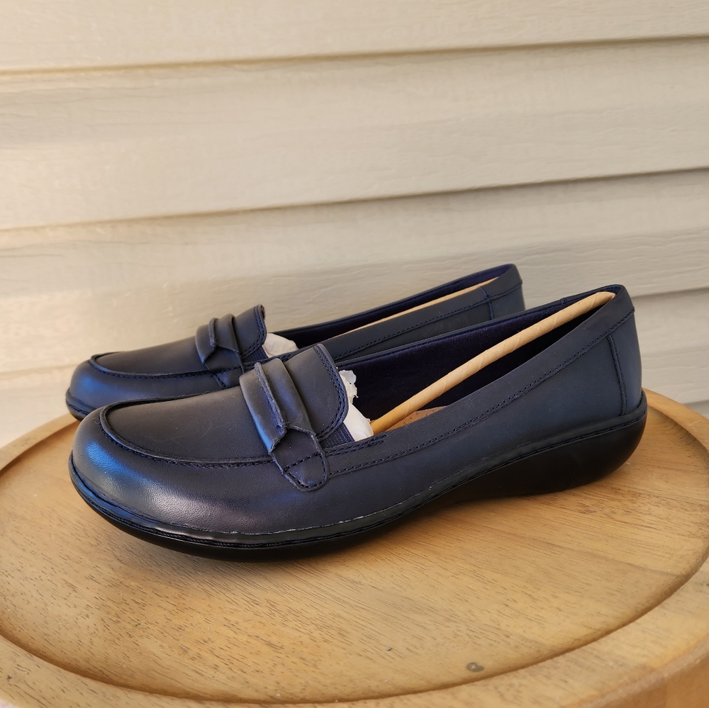 Clarks Ashland Lily navy blue loafer - Picture 2 of 9